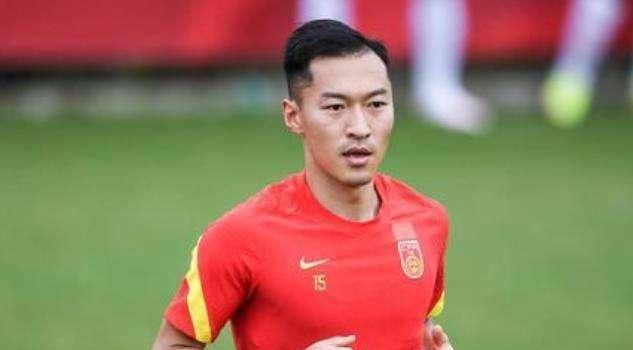 据悉，《独行月球》剧组使用了15个共计超4万平米的摄影棚，全片95%的镜头涉及特效，同时为了模拟真实月面，剧组更在6000平米的影棚中铺设200吨沙石模拟月面粉尘，100%实景搭建月球基地，视效场面震撼